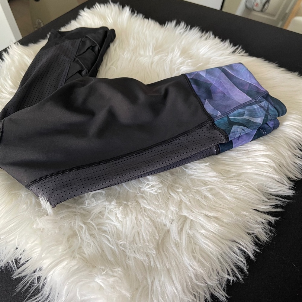 Lululemon Var-City Crop Black/Pretty Prism Multi, size 4